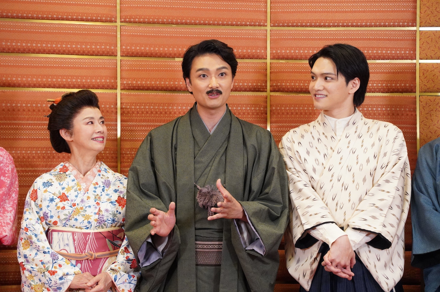 ミュージカル「アイ・ラブ・坊っちゃん」囲み取材より。左から土居裕子、井上芳雄、三浦宏規。