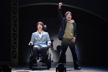 あなたも最強になっちゃっていいんです！川平慈英・浦井健治が届けるミュージカル「最強のふたり」開幕