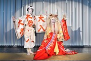 歌舞伎町大歌舞伎 三代猿之助四十八撰の内「獨道中五十三驛」初日前会見より。左から市川團子、市川中車。（撮影：阿部章仁）