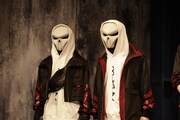 UNKNOWN A（suit actor）役の滝山翔太、UNKNOWN B（suit actor）役の優志。
