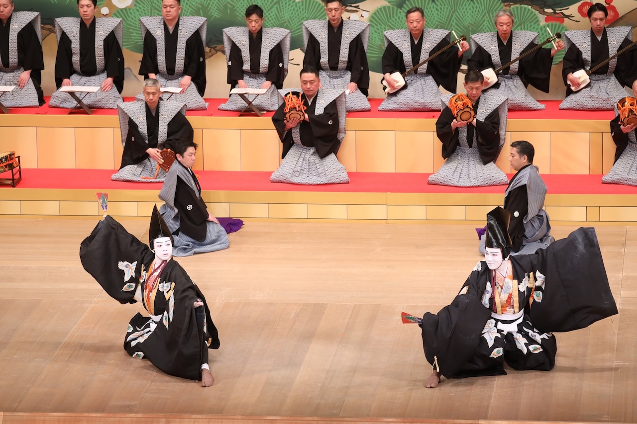 「御名残五月大歌舞伎」昼の部「寿式三番叟」より。左から中村虎之介、中村歌昇。©︎松竹