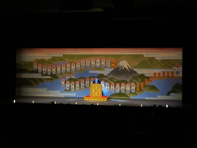 歌舞伎町大歌舞伎 三代猿之助四十八撰の内「獨道中五十三驛」より。（撮影：細野晋司）