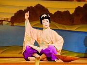 歌舞伎町大歌舞伎 三代猿之助四十八撰の内「獨道中五十三驛」より。（撮影：細野晋司）