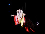 歌舞伎町大歌舞伎 三代猿之助四十八撰の内「獨道中五十三驛」より。（撮影：細野晋司）