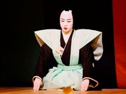 歌舞伎町大歌舞伎 三代猿之助四十八撰の内「獨道中五十三驛」より。（撮影：細野晋司）