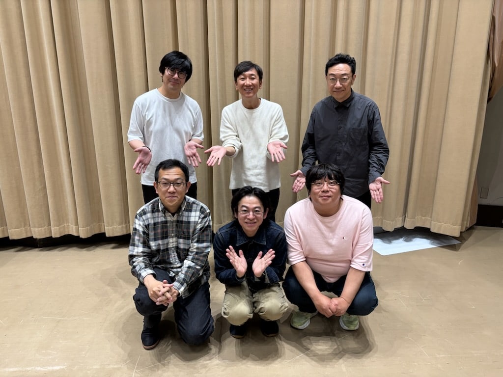 前列左からヨーロッパ企画の上田誠、永野宗典、諏訪雅。後列左から東京03の豊本明長、飯塚悟志、角田晃広。（写真提供：NHK）