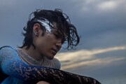 市川染五郎の写真集「HAMLET」より。（キービジュアル衣裳デザイン・フォトグラフィー：中里唯馬）
