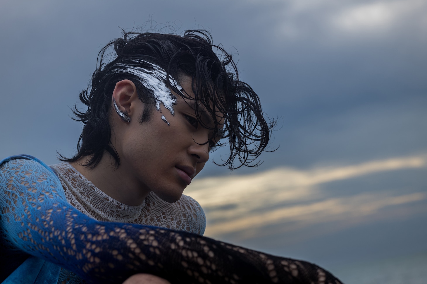 市川染五郎の写真集「HAMLET」より。（キービジュアル衣裳デザイン・フォトグラフィー：中里唯馬）