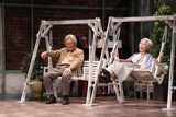 加藤健一事務所「ジン・ゲーム」2023年公演より。（撮影：石川純）