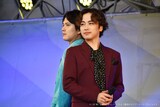 左から平野良、鈴木勝吾。