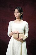 舞台「ハムレット」より、當真あみ演じるオフィーリア。©︎松竹／梅田芸術劇場