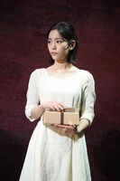 舞台「ハムレット」より、當真あみ演じるオフィーリア。©︎松竹／梅田芸術劇場