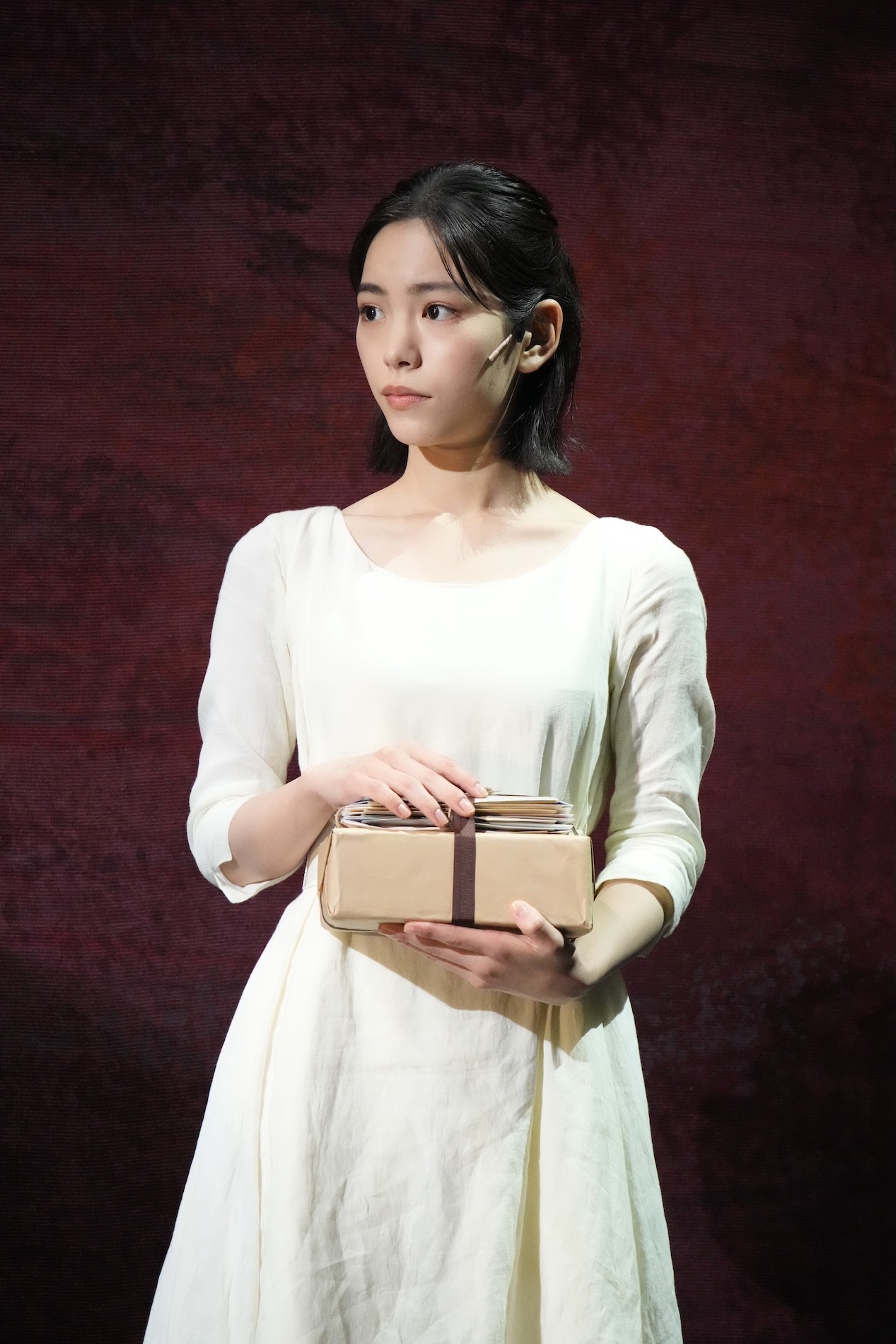 舞台「ハムレット」より、當真あみ演じるオフィーリア。©︎松竹／梅田芸術劇場