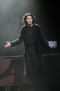 舞台「ハムレット」より、市川染五郎演じるハムレット。©︎松竹／梅田芸術劇場