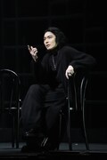 舞台「ハムレット」より、市川染五郎演じるハムレット。©︎松竹／梅田芸術劇場