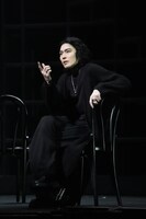 舞台「ハムレット」より、市川染五郎演じるハムレット。©︎松竹／梅田芸術劇場