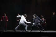 舞台「ハムレット」より、前列左から石川凌雅演じるレアティーズ、市川染五郎演じるハムレット、後列左から石黒賢演じるクローディアス、柚香光演じるガートルード。©︎松竹／梅田芸術劇場