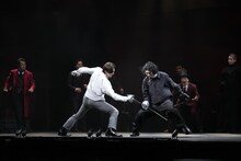 「ハムレット」演出のルヴォーが自信、染五郎のハムレットは「未だかつて見たことのないハムレット」