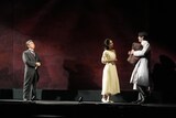舞台「ハムレット」より、左から梶原善演じるポローニアス、當真あみ演じるオフィーリア、石川凌雅演じるレアティーズ。©︎松竹／梅田芸術劇場