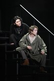 舞台「ハムレット」より、左から市川染五郎演じるハムレット、横山賀三演じるホレイショー。©︎松竹／梅田芸術劇場