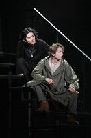 舞台「ハムレット」より、左から市川染五郎演じるハムレット、横山賀三演じるホレイショー。©︎松竹／梅田芸術劇場