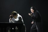 舞台「ハムレット」より、左から石黒賢演じるクローディアス、市川染五郎演じるハムレット。©︎松竹／梅田芸術劇場