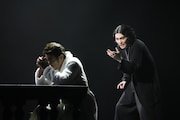 舞台「ハムレット」より、左から石黒賢演じるクローディアス、市川染五郎演じるハムレット。©︎松竹／梅田芸術劇場