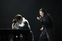 舞台「ハムレット」より、左から石黒賢演じるクローディアス、市川染五郎演じるハムレット。©︎松竹／梅田芸術劇場