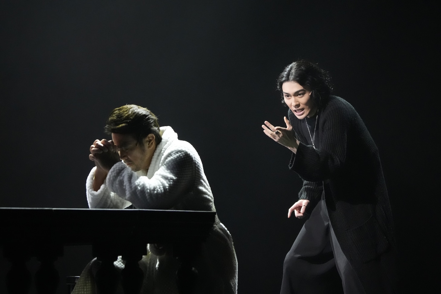 舞台「ハムレット」より、左から石黒賢演じるクローディアス、市川染五郎演じるハムレット。©︎松竹／梅田芸術劇場