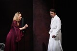 舞台「ハムレット」より、左から柚香光演じるガートルード、石黒賢演じるクローディアス。©︎松竹／梅田芸術劇場