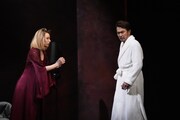 舞台「ハムレット」より、左から柚香光演じるガートルード、石黒賢演じるクローディアス。©︎松竹／梅田芸術劇場