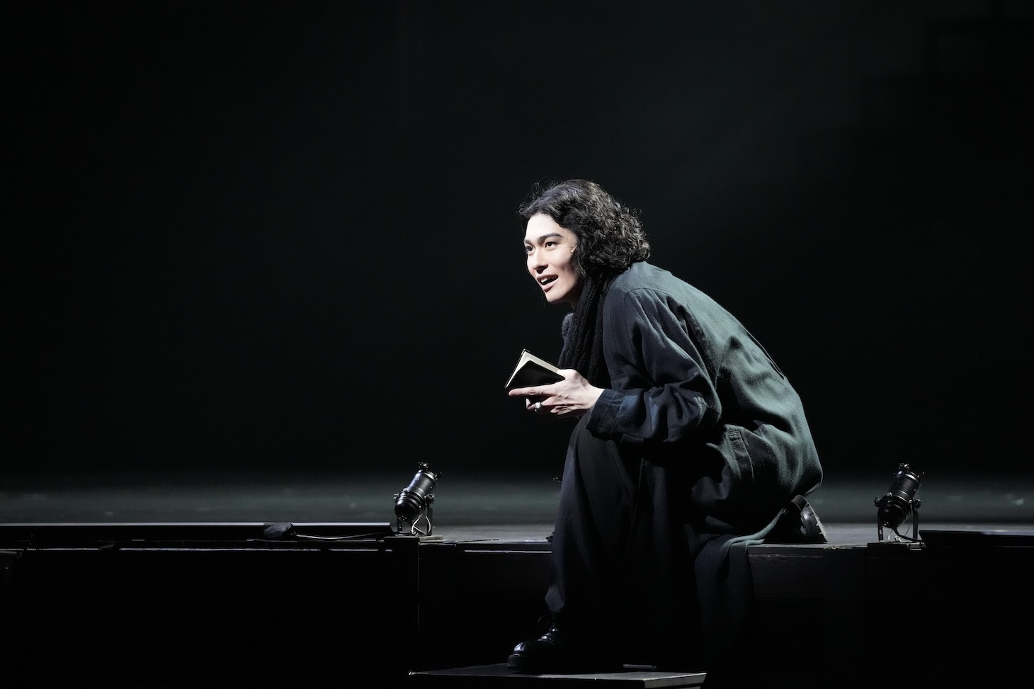 舞台「ハムレット」より、市川染五郎演じるハムレット。©︎松竹／梅田芸術劇場