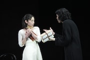 舞台「ハムレット」より、左から當真あみ演じるオフィーリア、市川染五郎演じるハムレット。©︎松竹／梅田芸術劇場
