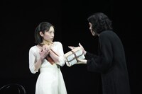 舞台「ハムレット」より、左から當真あみ演じるオフィーリア、市川染五郎演じるハムレット。©︎松竹／梅田芸術劇場