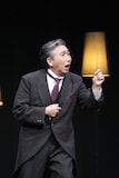 舞台「ハムレット」より、梶原善演じるポローニアス。©︎松竹／梅田芸術劇場