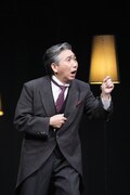 舞台「ハムレット」より、梶原善演じるポローニアス。©︎松竹／梅田芸術劇場