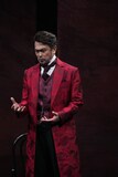 舞台「ハムレット」より、石黒賢演じるクローディアス。©︎松竹／梅田芸術劇場