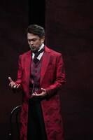 舞台「ハムレット」より、石黒賢演じるクローディアス。©︎松竹／梅田芸術劇場