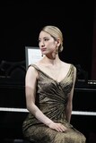 舞台「ハムレット」より、柚香光演じるガートルード。©︎松竹／梅田芸術劇場