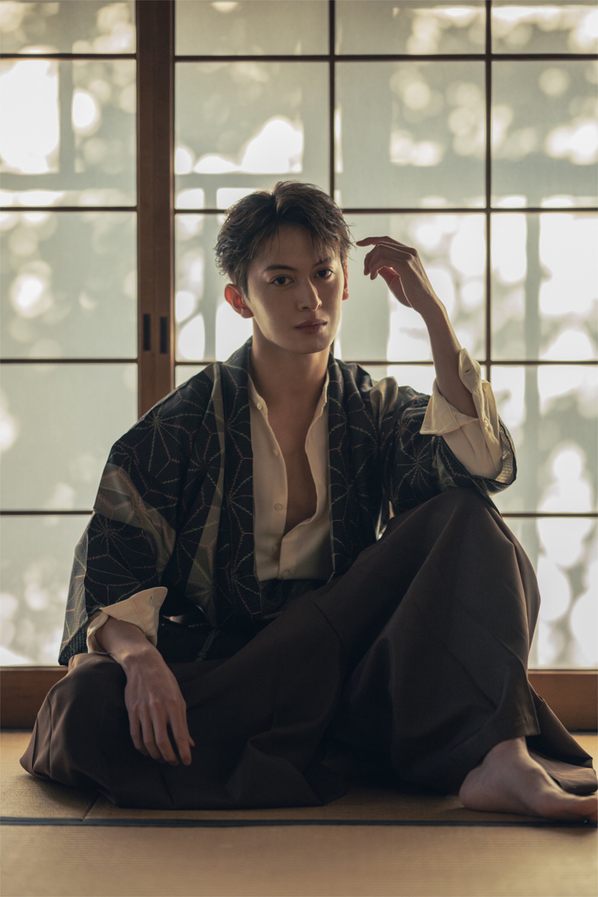 菊池修司が俳優活動10周年に1st写真集発売、“今の自分”を表現する「Ambivalent」