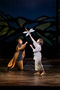 わらび座 フィギュアシアター「『黒紙の魔術師と白銀の龍』the Musical」より。