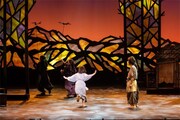 わらび座 フィギュアシアター「『黒紙の魔術師と白銀の龍』the Musical」より。