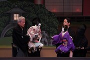 「令和8年5月文楽公演」第三部「『伊勢音頭恋寝刃』奥庭十人斬りの段」より。（撮影：小川知子、提供：国立劇場）