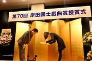 左から白水社の岩堀雅己代表取締役社長、大石恵美。