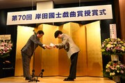 左から白水社の岩堀雅己代表取締役社長、蓮見翔。