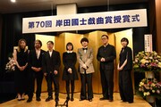 左から市原佐都子、タニノクロウ、野田秀樹、大石恵美、蓮見翔、上田誠、本谷有希子。