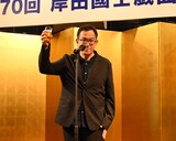 乾杯の音頭を取る上田誠。