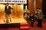 蓮見翔（右）が着用していたスーツが、令和ロマンの髙比良くるまが「M-1グランプリ」を2連覇した際に着ていたスーツに似ていると指摘する佐久間宣行（左）。佐久間が令和ロマンの漫才のセリフを引用し、「『終わらせましょう』ってことですか？」と問うと、蓮見は「『流行らせましょう』です！」と答えた。