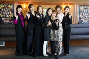 左から凰稀かなめ、湖月わたる、真琴つばさ、麻実れい、小柳ルミ子、姿月あさと、彩輝なお。