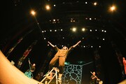 「パルコ・プロデュース 2026 ル・コント『この世界に19文字の文章など存在しない』」より（撮影：小林未和）